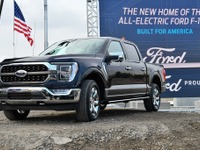 フォードの大型ピックアップトラック『F-150』、2024年型を間もなく発表へ…ティザー 画像
