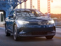 VWの電動SUV『ID.4』がパワーアップ、12.9インチディスプレイ新採用…米2024年モデル 画像