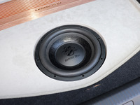 ［プロセッサー活用］後ろに置いたサブウーファーの音が前から聴こえてくる!? その仕組み…タイムアライメント 画像