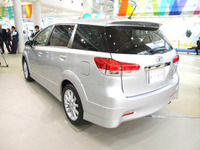 【トヨタ ウィッシュ 新型発表】上に アイシス、下に フィールダー 画像