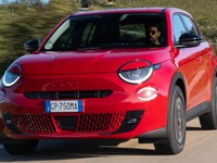 フィアットの小型電動SUV『600e』に赤い「RED」…イタリアで発売 画像