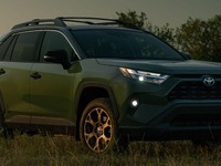 トヨタ RAV4 ハイブリッド、冒険仕様「ウッドランド」をアップデート…米2024年型 画像