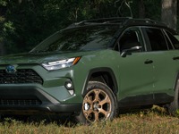 トヨタ RAV4ハイブリッド にアウトドア仕様「ウッドランド」を設定…米2024年モデル 画像