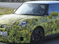 内燃機関MINIは生き続ける…ハッチバック＆カブリオレ、改良新型をダブルスクープ 画像