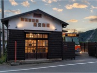 バスの中に泊まれる！ 築73年の案内所が宿泊施設に、『ばすてい』が西伊豆に誕生 画像