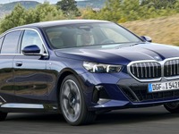 BMW 5シリーズ 新型のEV『i5』、航続582km…ドイツで10月21日から納車 画像