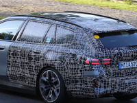 BMW初の電動ワゴン『i5ツーリング』に590psの最強モデル登場、プロトタイプがニュル降臨 画像
