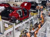 BMW『X2』新型、AIロボット導入工場で生産開始…EV仕様の iX2がラインオフ 画像