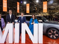 MINI、初のドイツ生産を開始…クロスオーバー 新型がラインオフ 画像