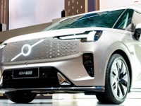 従来のボルボにない新デザイン、電動ミニバン『EM90』に「イルミネーションフロント」採用 画像