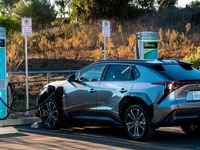 トヨタのEV『bZ4X』、双方向充電の共同研究に活用へ…「V2G」普及目指す 画像