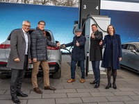 メルセデスベンツの新充電ステーション、300kWの急速充電が可能…ドイツ初の拠点を開設 画像