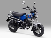 ホンダのミニバイク『ダックス』、欧州では40年ぶりの復活…2024年型に新色ブルー設定 画像