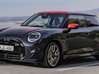 MINI ハッチバック 新型のEV、「JCW」仕様登場…内外装をスポーティに 画像