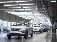 仏ルノー・日産・三菱自トップが共同会見、EV戦略など連携強化を確認［新聞ウォッチ］ 画像