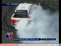 WRC ローブ、市街地で白煙まみれ 画像