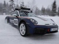 ポルシェ『911ダカール』とスキー界のレジェンド、雪上で熾烈な対決 画像