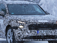 新世代の二段式ヘッドライトがくっきり、アウディの新エントリーSUV『Q3』次期型をスクープ 画像