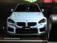 ADVANは走りもカスタム全開で楽しめる！SFマシンにラリーカーやテスラまで、全方位対応の横浜ゴム…東京オートサロン2024 画像