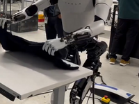 あれっ？ いま見えたのは？ テスラの人型ロボット『オプティマス』がシャツをたたむ動画がちょっと… 画像