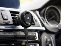 電動ポンプでスマホを真空吸着：車載ホルダー「Airput」…耐荷重最大8kg、Qi充電にも対応 画像