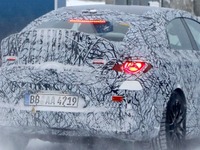 ドデカスポイラーは本物!? BEV版「ベイビーAMG」を初スクープ！ 画像
