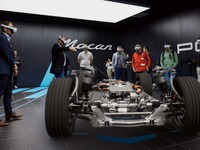 ポルシェ『マカン』新型、MRでデモ実施…1月25日デビューに先駆け 画像