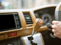 ハイエースの車内に木の温もりを、オリジナルシフトノブ「アシグリップエース」登場 画像