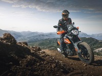 KTM、アドベンチャーツアラーの2024年モデル7機種発売へ…250に新色追加 画像