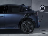 ランチア『イプシロン』新型、航続403kmのEVに　2月14日発表 画像