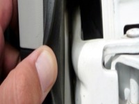 ドアの建て付けをワッシャーで調整［ストップ 粗悪修理］ 画像