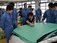 先生は「世界で6人」、カーラッピング特別授業…整備士養成学校 画像