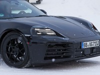 ポルシェ『ボクスターEV』ついに量産型を激写！ 初の全輪駆動は400馬力超へ 画像