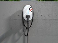 ルノー、EV向け新型充電ボックス生産開始…双方向充電も可能 画像