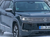 VWの新型3列シートSUVを激写！ティグアンより20cmも長い、このモデルの正体は？ 画像