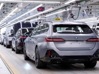 BMW、5シリーズ・ツーリング 新型を生産開始…5月末から欧州納車へ 画像