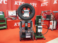 ホイールナットはトルク管理で脱輪防止！ 大小様々なクルマの整備を助けてくれるKTCの工具…IAAE 2024 画像