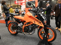 シリーズ30周年、オールニューで攻勢かける新型KTM『390デューク』…東京モーターサイクルショー2024 画像