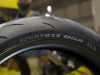オールラウンドに使えるスポーツタイヤ「SPORTMAX Q5A」が登場！モータースポーツに超本気なダンロップに注目…東京モーターサイクルショー2024 画像