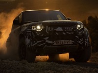ディフェンダー 最強モデル「OCTA」、V8ツインターボ搭載…7月発表へ 画像