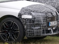 ついにグリルが光る！BMW『iX』初の大幅改良へ、パワーも飛距離も大刷新 画像