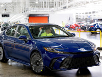 トヨタ カムリ 新型、『プリウス』顔に変身…米国で生産開始 画像
