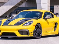 ポルシェ『718ケイマン』の頂点、「GT4 RS」をさらに速く…純正オプション「マンタイ」を米国設定 画像