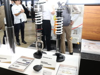 全天候対応フルオート電子制御サスからEVトラックのバッテリーシステムまで、幅広い技術分野をアピールしたHKS…人とくるまのテクノロジー展2024 画像