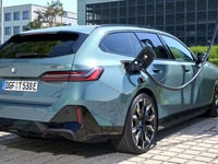 BMW 5シリーズ・ツーリング 新型のEV『i5』、航続560km…新写真を公開 画像