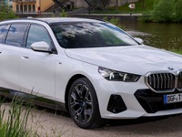 BMW『5シリーズ・ツーリング』新型にPHEV、EVモード95km…今夏欧州設定へ 画像