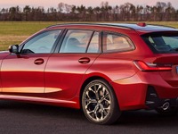 BMW『3シリーズ・ツーリング」、PHEVはEVモードの航続が98kmに拡大…欧州で改良 画像