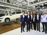 VW『ゴルフ』、生産50周年を祝う…次世代モデルは電動化へ 画像