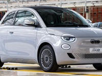 フィアット 500e に限定「ミラフィオーリ」仕様…名車 131 の50周年を祝って今夏イタリアで発売 画像
