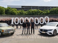 メルセデスベンツの主力工場、生産1000万台達成…EV『EQE』がラインオフ 画像